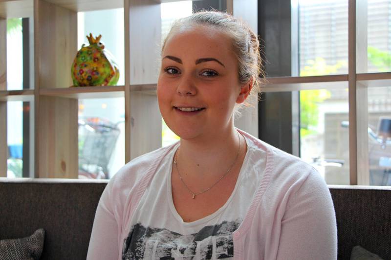 Fornøyd: Jenny Olsen (26) er glad for besøk av sommerpatruljen.