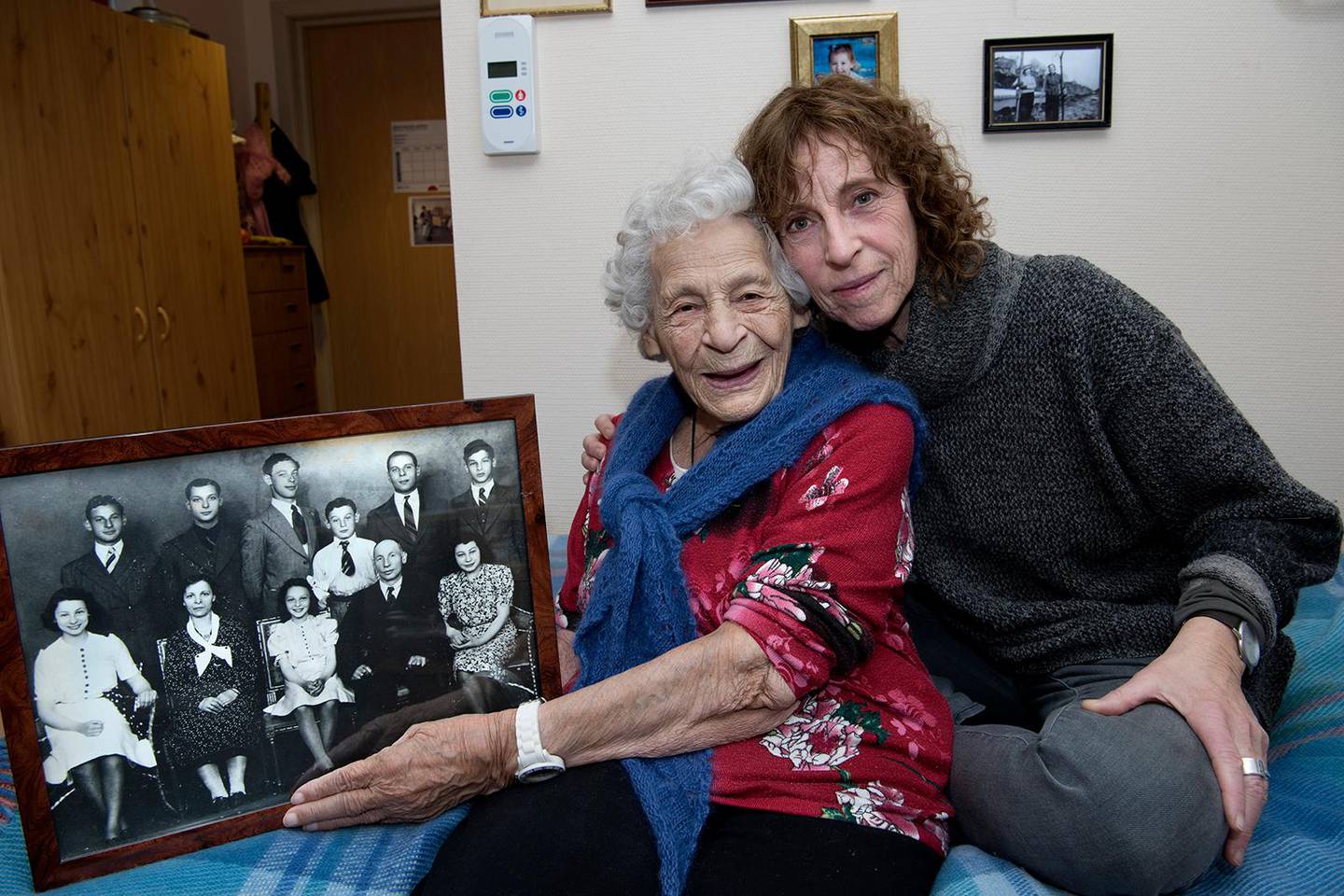 Kari Gorwitz med sin snart 100 år gamle tante Mally på Lamberseter alders- og sykehjem. Mally holder familiebilde. 