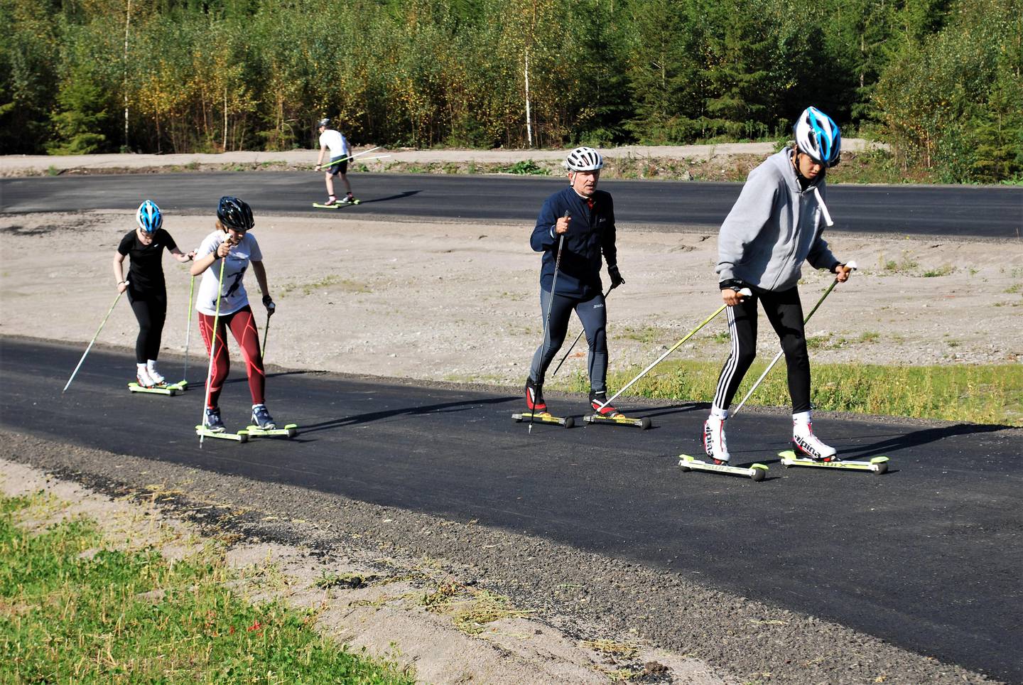 ENTUSIAST: Lærer Trond Singdahlsen (nr. 2 fra høyre) er selv en ivrig mosjonist på rulleski, og gleder seg over at elevene får prøve seg på den nylagte asfalten.