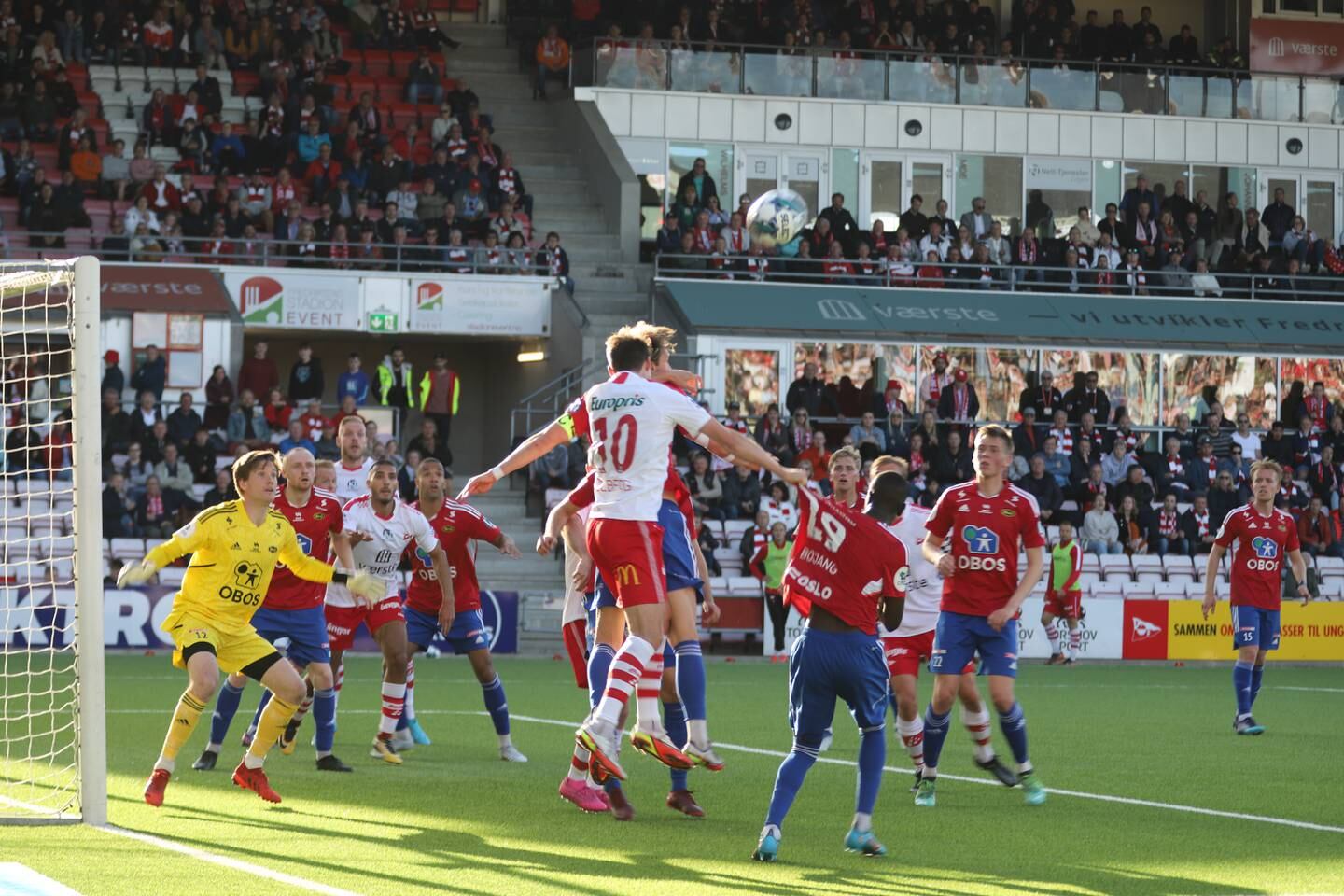 Fredrikstad skapte mye trøbbel på dødballer foran Skeid-keeper Anders Gundersen.