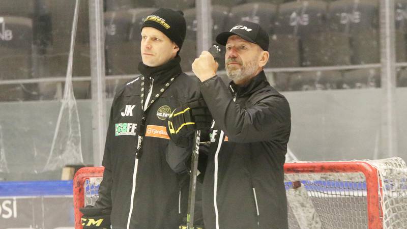 Oilers-assistent Juha Kaunismäki (t.v.) spilte mot Jaromir Jagr da han var aktiv, og kan nå møte han igjen som trener. Her sammen med hovedtrener Todd Bjorkstrand. Foto: Pål Karstensen