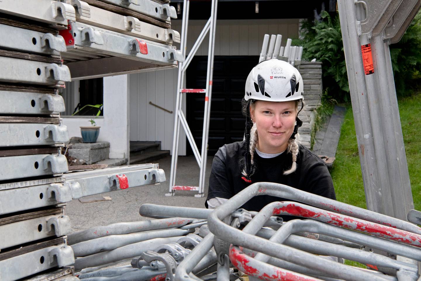 Sommerjobb - jobb med å sette opp stillas på Kolbotn. Maren Kaspara Gurigard Simonsen (22). 