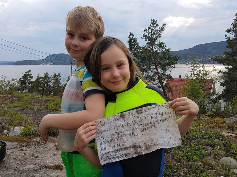 Paula (8) og Pelayo (snart 11) Salvadores-Hansen fant brev i flaske da de ryddet på stranda nedenfor hytta ved Holmsbu. 