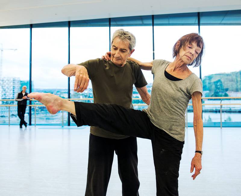 Siv Ander (75) er en tidligere Cullberg-ballettdanser. Her øver hun med Gerard Lemaictre (78). FOTO: FRØYDIS FALCH URBYE