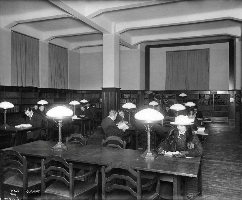 Om interiøret ved Grünerløkka bibliotek skrev Aftenposten i 1914: «Bygningens arkitekt, hr. August Nielsen, har leveret tegninger til alt inventar: Borde, stole, lamper, lampetter osv., originale og smukke ting. Bildet er fra cirka 1925.