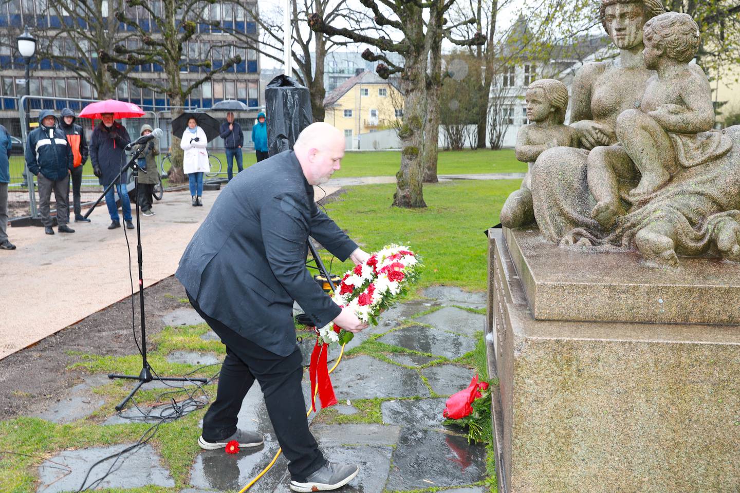 LO-leder i Fredrikstad, Vidar Schei, legger ned en krans på minnesmerket.