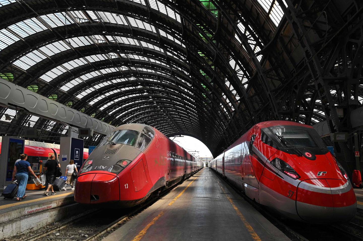 Italia er blant de europeiske landene som allerede har mye høyhastighetsbane. 921 kilometer er i bruk og 327 kilometer er under bygging der, ifølge Den internasjonale jernbaneunionen – UIC. Bildet viser høyhastighetstog på sentralstasjonen i Milano i juli i år.