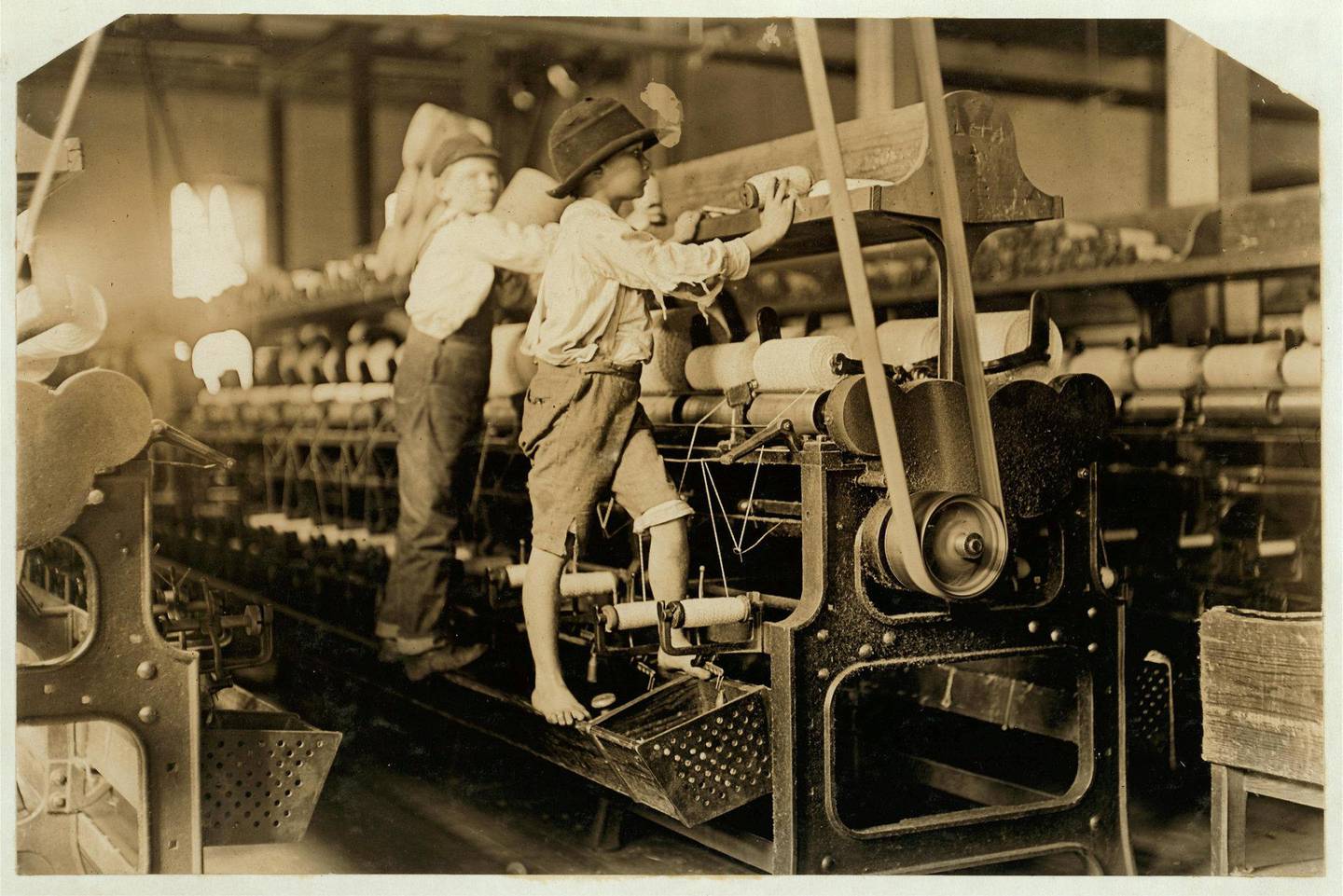 Barnearbeid var standarden heller enn unntaket. Disse amerikanske guttene jobber på tekstilfabrikk, et arbeid de ble regnet som ekstra egnet til siden deres små hender lett kom til mellom skarpe, bevegelige maskindeler som stadig kjørte seg fast. FOTO: WIKIPEDIA COMMONS