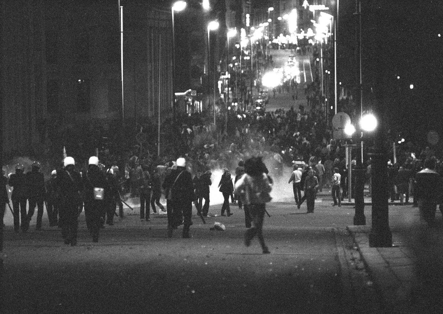 Politiet brukte tåregass under opptøyene i Oslo sentrum natt til 1. mai, her i 1980.