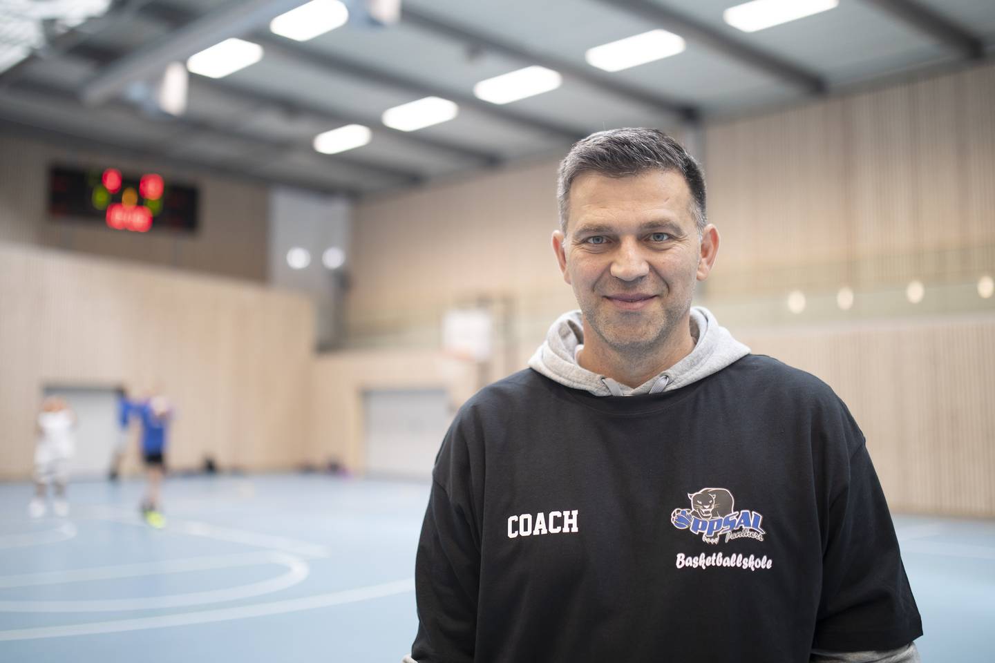 Darko Lukic arrangerer baskettskole for barn og unge.