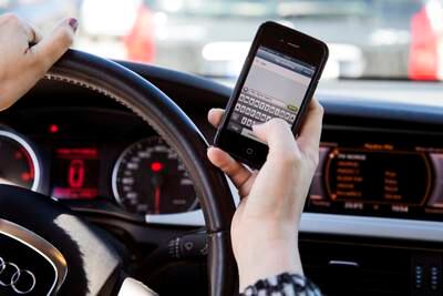 Kraftig nedgang i antall bøter for mobilbruk under kjøring: – Frykter store mørketall 