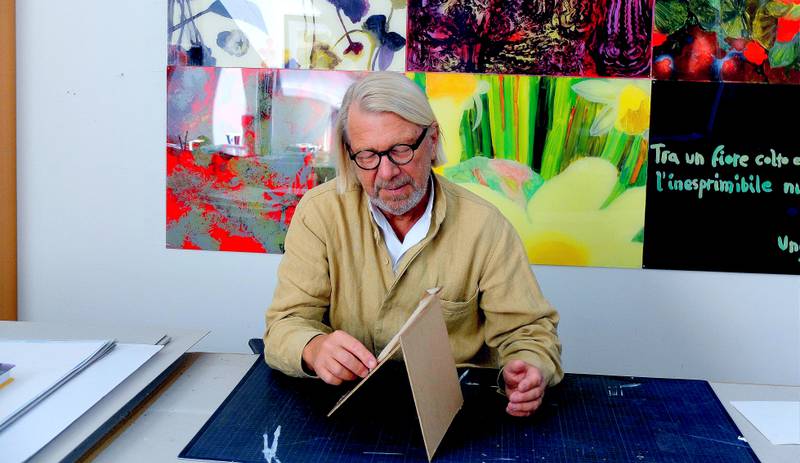 leker: – Jeg må leke med elementene, sier Ulf Nilsen som har vært kunstner i snart 50. Neste år blir det separatutstilling på Galleri Haaken.år.