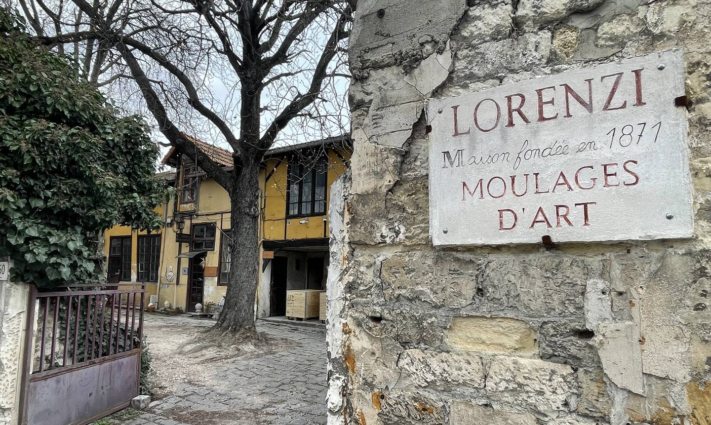 Siden 1944 har Atelier Lorenzi holdt til i en gul murgård i forstaden Arcueil, fem kilometer rett sør for sentrum av Paris. Det 150 år gamle kunststudioet har det som regnes som den første avstøpningen av den ukjente kvinnen fra Seinen.