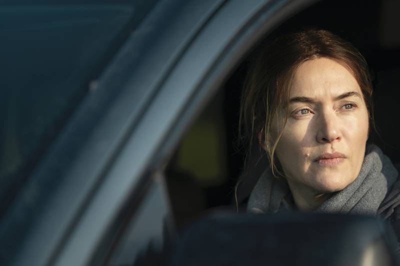Bildet viser Kate Winslet som sitter i en bil i en scene fra serien «Mare of Easttown».