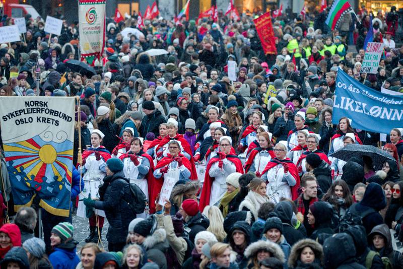 8.000 hadde møtt fram på Youngstorget foran årets 8. mars-tog i Oslo, anslår 8. mars-komiteen