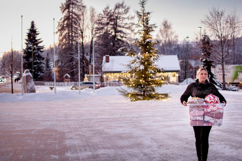 Gry Monica Halebæk jobber frivillig for organisasjonen Med hjerte for Solør. 150 sambygdinger har bedt om hjelp til gaver og mat for å komme seg gjennom jula.