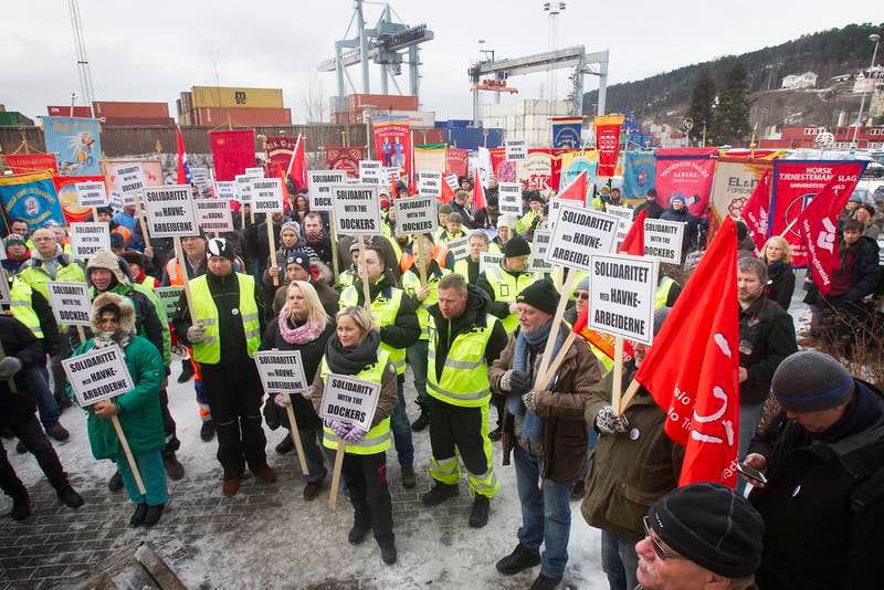 Mange fagforeninger, og et par hundre organsiserte arbeidere fra hele landet, deltok på fanemarkeringen på Oslo Havn i går. 