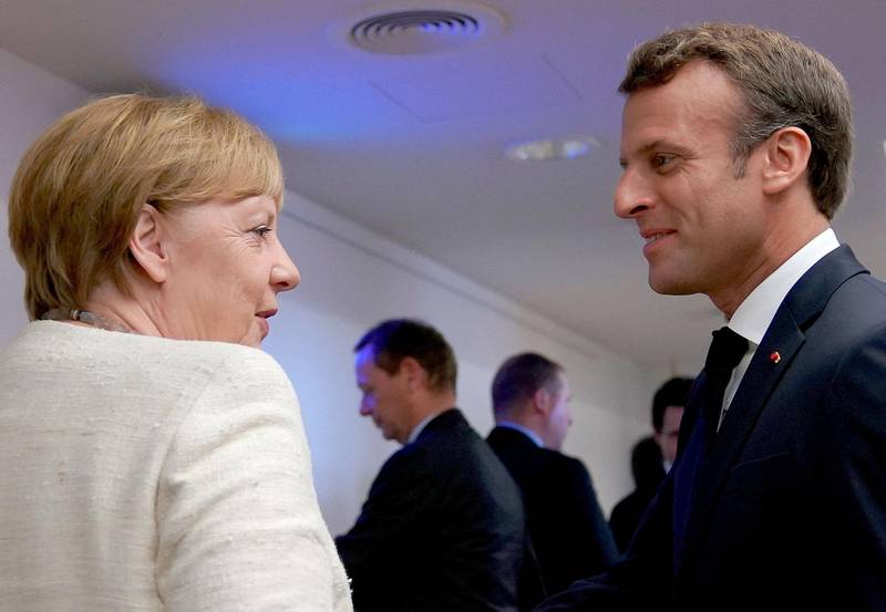 Tysklands kansler Angela Merkel og Frankrikes president Emmanuel Macron er sentrale i dragkampen om hvem som skal bli EU-kommisjonens neste president.