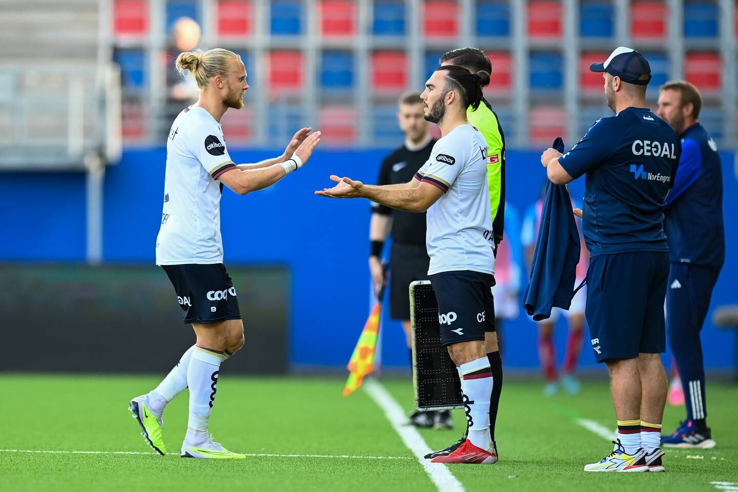 Vikings Lars-Jørgen Salvesen (t.v.) byttes ut med Nicholas D'Agostino under eliteseriekampen i fotball mellom Vålerenga og Viking på Intility Arena.