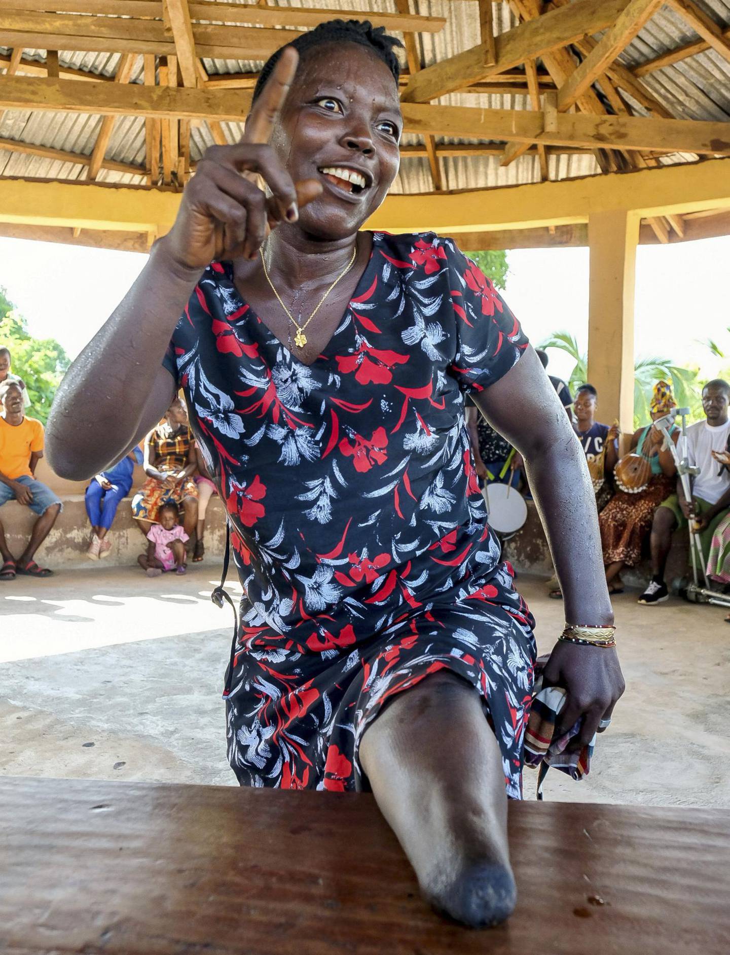 – Jeg gjemte meg i bushen i to uker før   jeg ble funnet, og da hadde foten rukket å bli råtten, forteller danseren Bundu Morie fra Norway Town om hvordan hun mistet     foten da rebellene angrep. I dag jobber hun for å skape hjelp og oppmerksomhet rundt de krigsskadde i Sierra Leone.