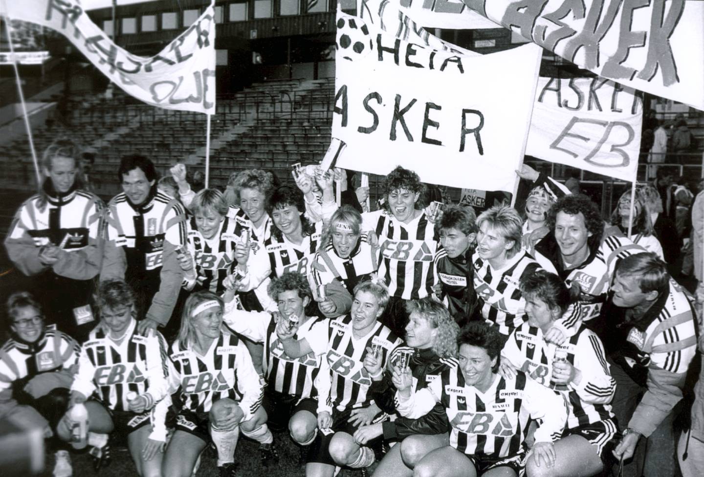 Cupgull med Asker på Bislettt i 1990. Rtet under K-en i Asker finner vi kampens første målscorer, Eli Landsem.