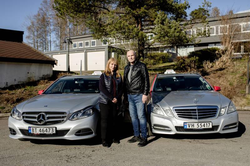 Ekteparet Anne Karlsen Hove og Jon Hove har begge kjørt taxi i flere tiår. Etter taxireformen, tror de det vil bli et ulevelig yrke for mange.