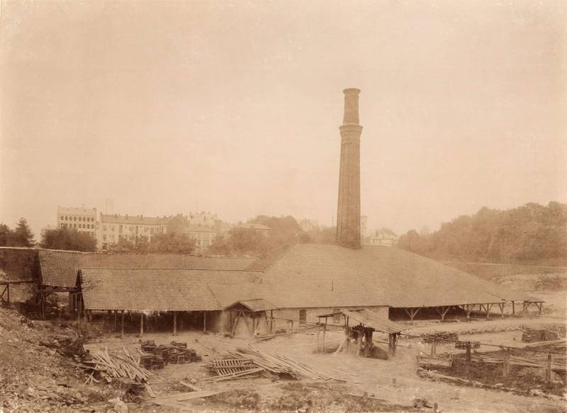 BISLET TEGLVERK: Lå der Bislett stadion ligger nå. Bildet er tatt i 1899, samme år som verket ble revet. FOTO: UKJENT PERSON/OSLO MUSEUM