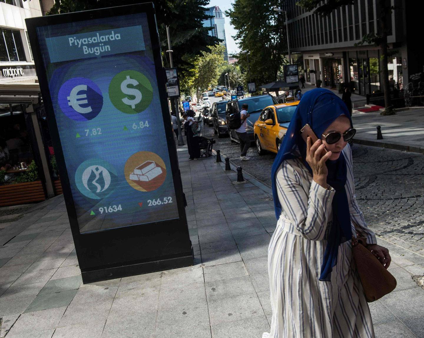 faller: Den tyrkiske liren har falt mye i verdi den siste tida. I Istanbul holder store plakater tyrkerne kontinuerlig oppdatert på fallet. FOTO: YASIN AKGUL/NTB SCANPIX