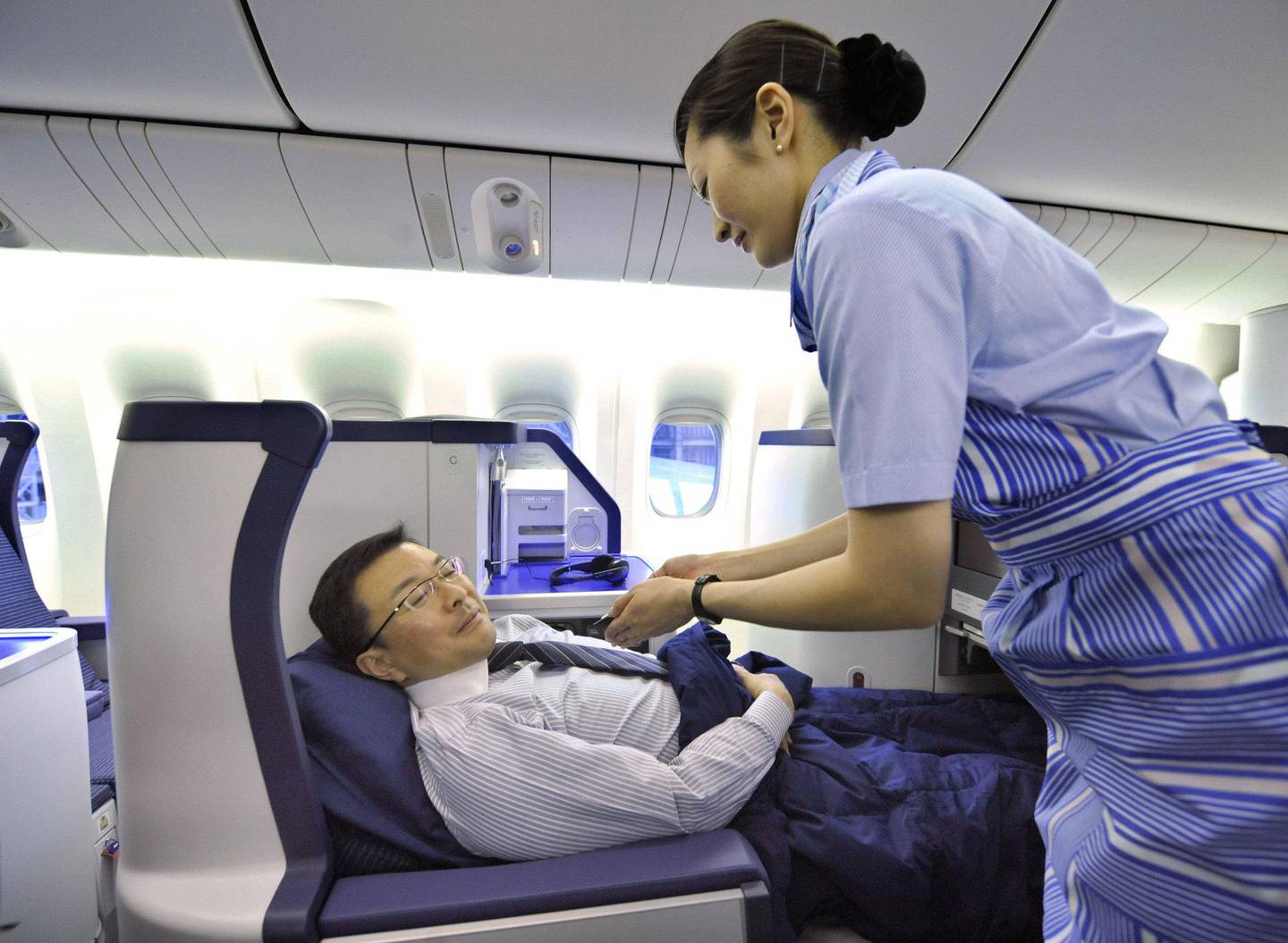 Også det japanske flyselskapet All Nippon Airways har passasjerer i liggende stilling på business class. FOTO: KAZUHIO NOGI/NTB SCANPIX