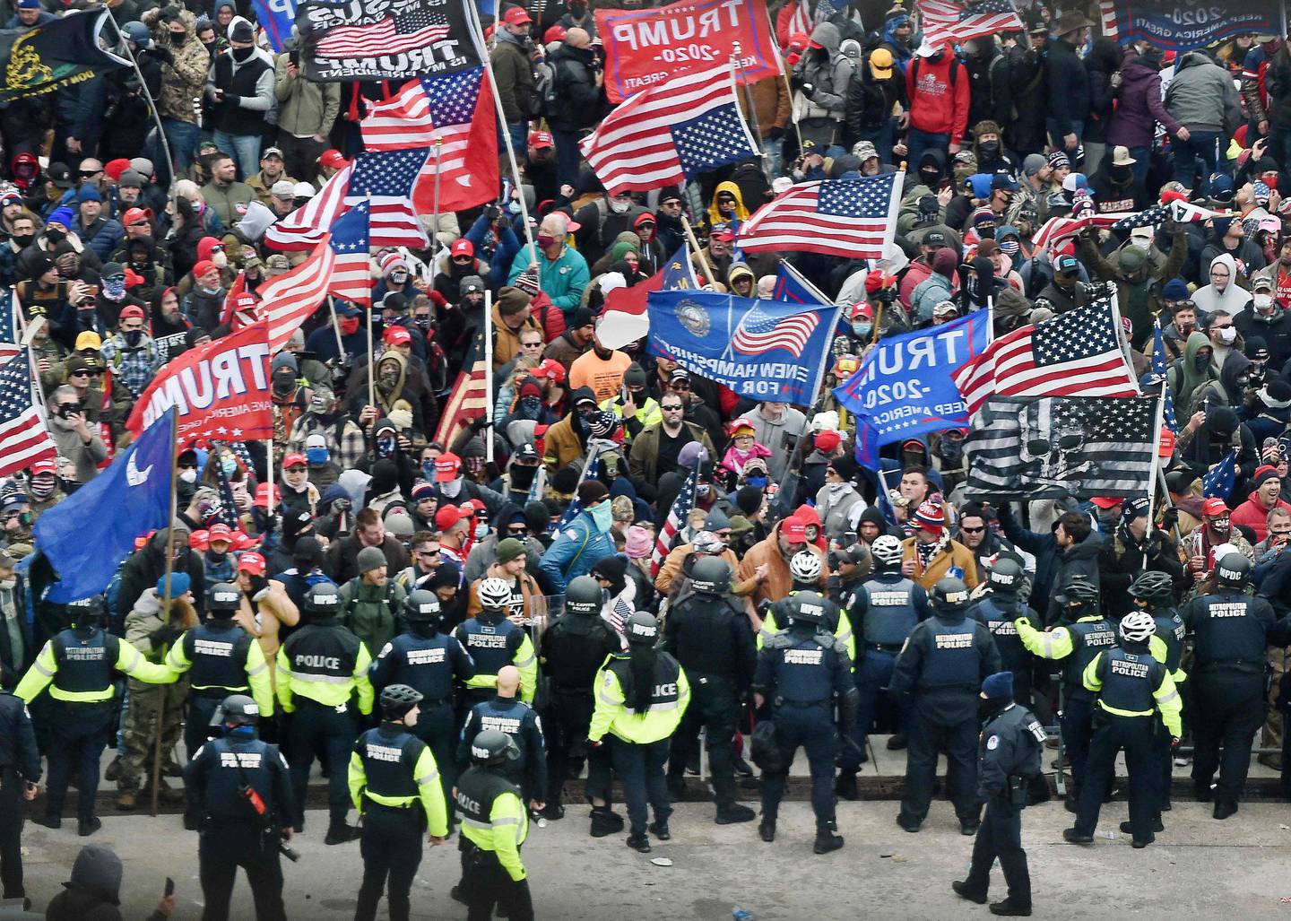 Trump-tilhengere i sammenstøt med politiet 6. januar i fjor.