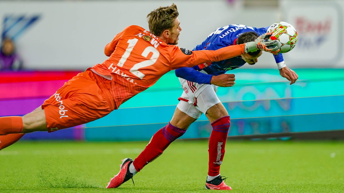 Bodø/Glimts målvakt Nikita Haikin vinner kamp om ballen med Vålerengas Andrej Ilic under semifinalen i cupen.