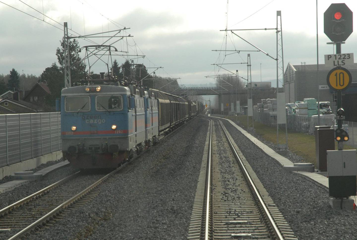 Heller ikke Kongsvingerbanen oppfyller UENCES anbefalinger. Her kommer et godstog fra Sverige inn mot Lillestrøm fra Kongsvingerbanen.