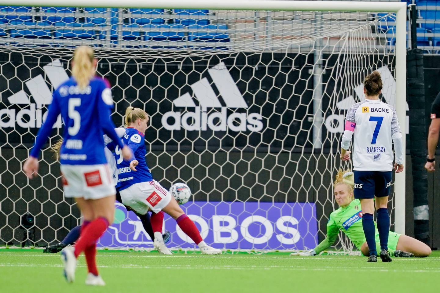 Elise Thorsnes ble hedret for sine 200 mål i Toppserien før avspark. Mot Stabæk satte hun inn VIFs andre mål rett før pause.