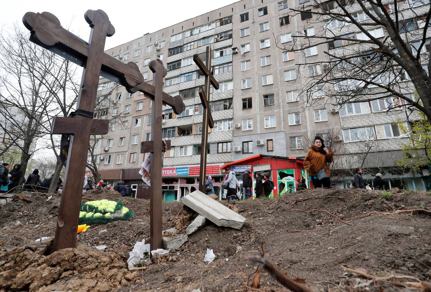 Innbyggerne i Mariupol har måttet gravlegge sine kjære der det er ledig jord.