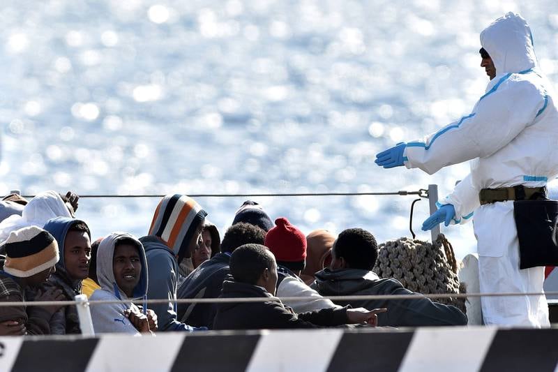 Trolig mistet rundt 700 flyktninger livet da en båt kantret nord for Libya natt til i går. I forrige uke var disse flyktningene, om bord på skipet «Driade», heldige og kom i land i Messina på Sicila. FOTO: NTB SCANPIX