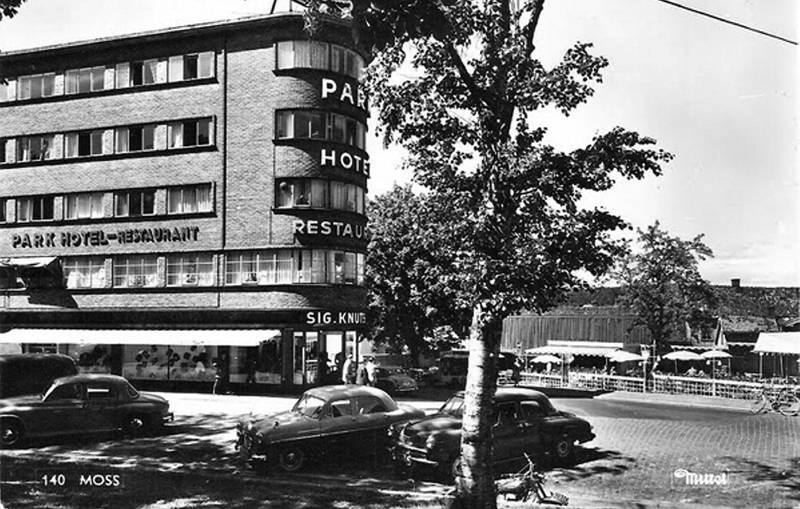 Parkgården ble innviet i 1934. Dette bildet er fra slutten av 1950-tallet. Freiareklamen kan skimtes på toppen av bygget. Til høyre ser vi den populære uterestauranten «Stripa» (som senere måtte vike plassen for det som senere ble kjent som «Parkettenbygget»). 