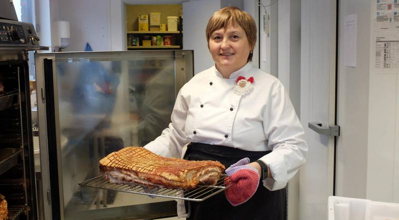 Kokk: Lena Larsen, opprinnelig fra Ukraina, trives godt som kokk på Åssiden Seniorsenter.