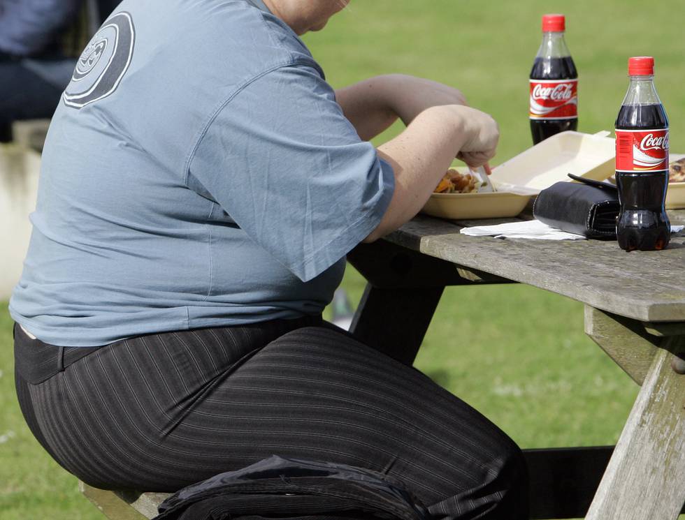 Storbritannia er blant landene som både har mange  overvektige og høye dødstall som følge av covid-19. Forskere mener det er en klar sammenheng. Her fra en park i London.