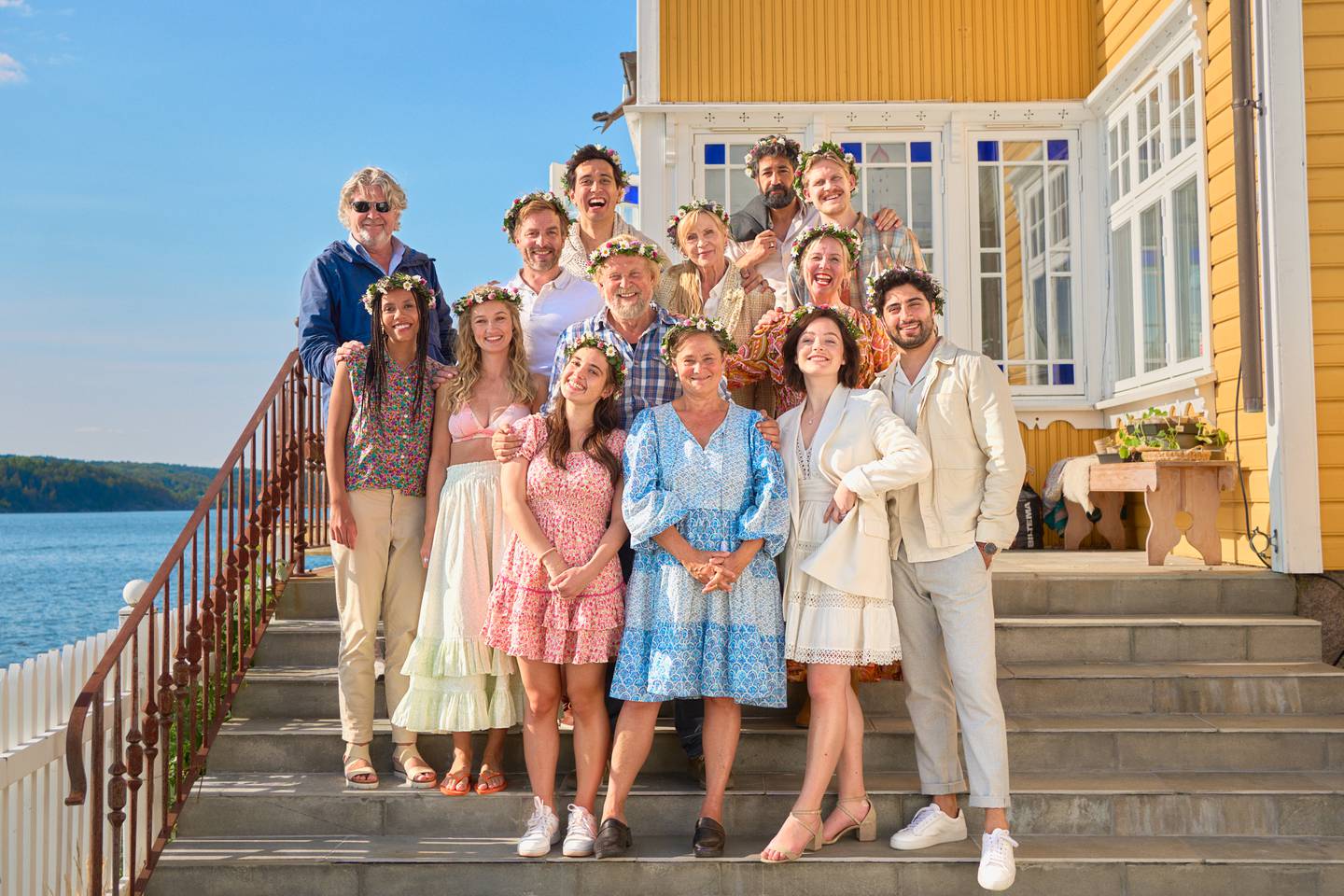 Skuespillerne serien som heter «MIdtsommernatt» på norske og «MIdtsommar» på svenske Netflix, slippes globalt på strømmeren neste år. I sommer er de svenske og norske skuespillerne samlet til innspilling i Oslo og ved et sommerlig paradis ved Oslofjorden.