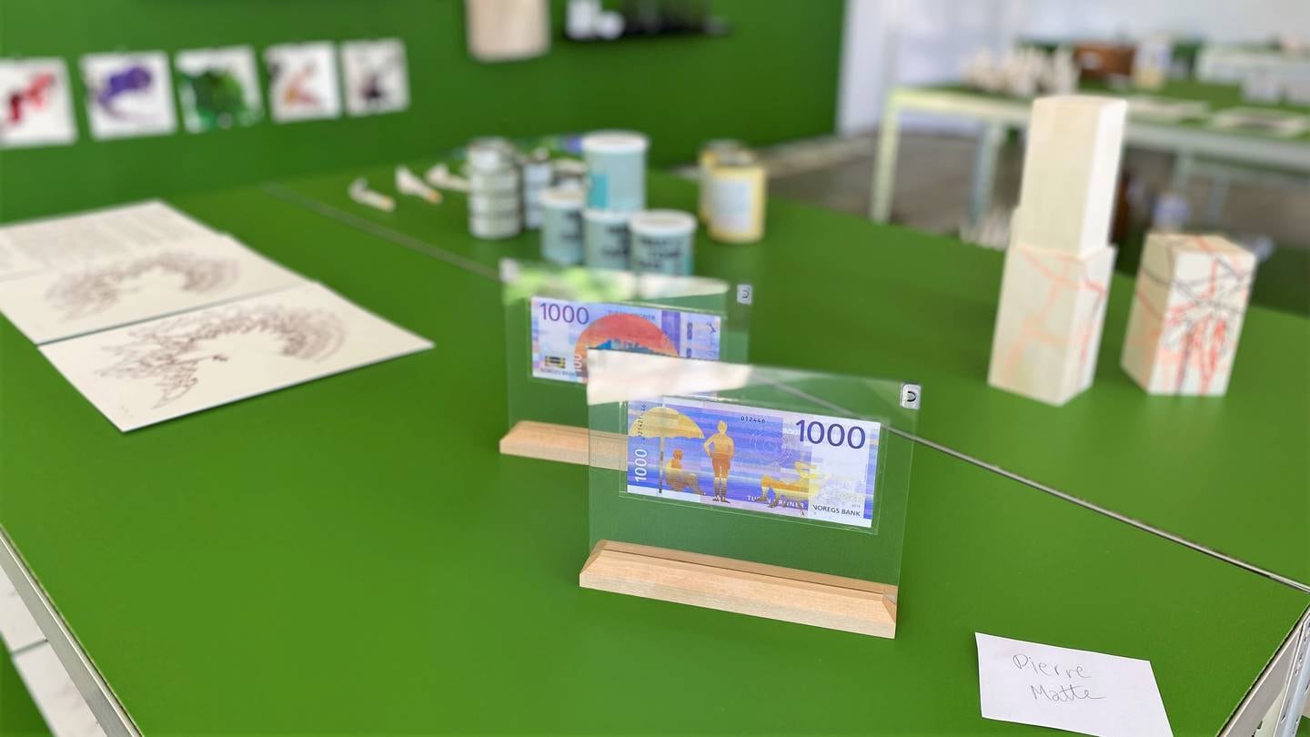 Pierre L. Matte har laget kunst av å glasse inn ekte norske pengesedler som sitt bidrag til utstillingen Multippel 2022 på Øra i Fredrikstad.