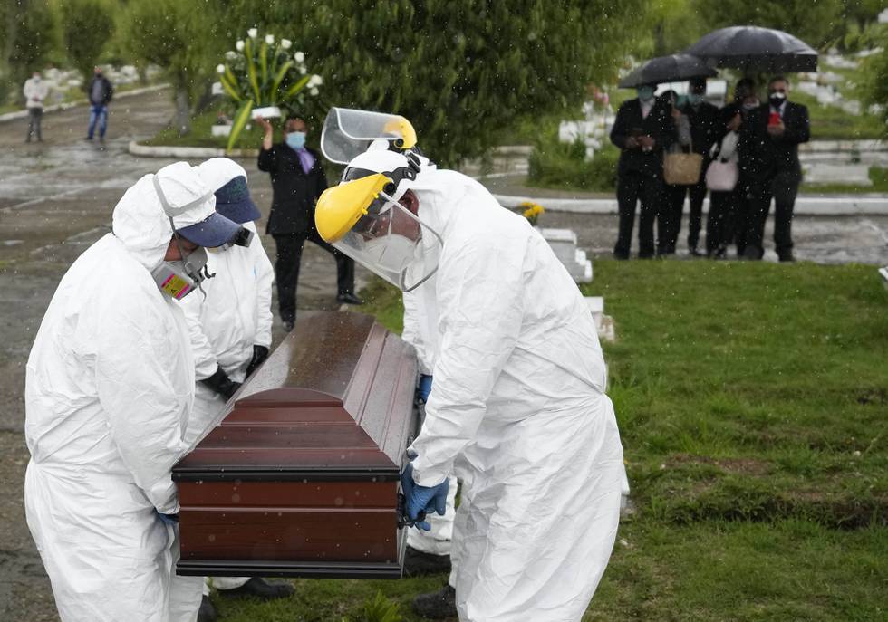 En variant av koronaviruset som først ble oppdaget i Colombia er satt opp på WHOs liste over varianter av interesse. Her fra en begravelse av en person som døde av covid-19 i Colombia i juni.