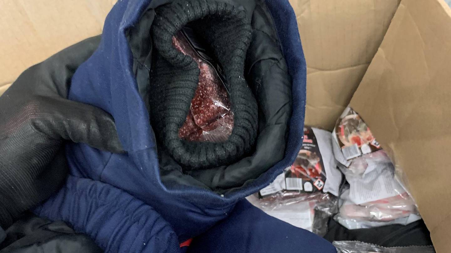 Tollerne mente denne jakka, som viste seg å skjule over seks kilo rottegift, kjentes mistenkelig tung ut.