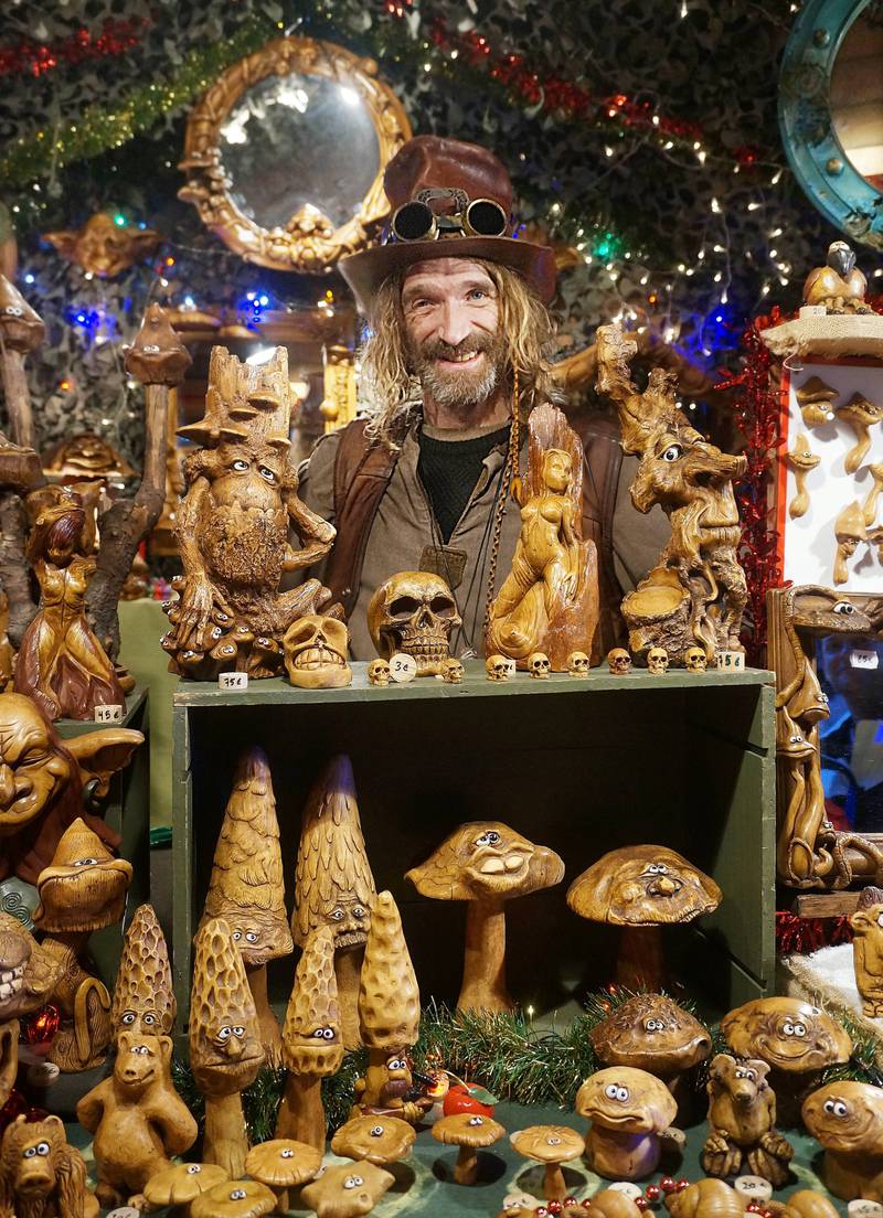 Hm! Har Christer Falk fått seg ny karriere som trollsopp-skulptør på julemarkedet i Brussel? FOTO: CHRISTINE BAGLO