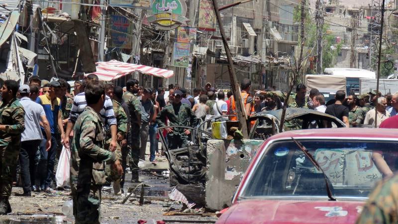 Syrike sivile og etter en bombing sør for Damaskus tidligere denne måneden.