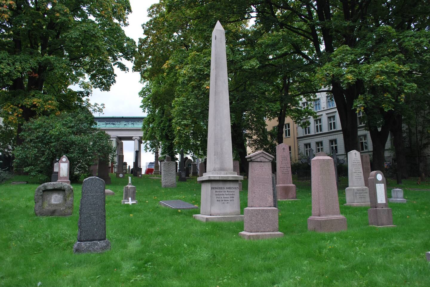 Helge Høifødt 2008] Krist kirkegård mot Deichmanske bibliotek i 2008. Kirkegården er i dag en minnepark.