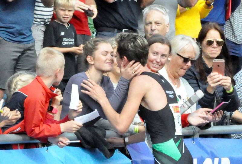 Det ble seierskyss fra kjæresten Elisabeth Asserson etter 1500 meter på Jakob Ingebrigtsen. FOTO: ESPEN IVERSEN
