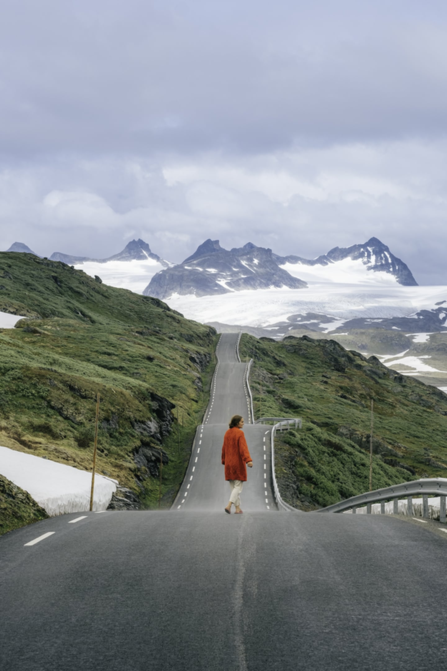 På Instagram deler Helene Myhre Østervold spektakulære bilder fra turene sine i Norge, under profilen @helenemoo. Nå har 23-åringen skrevet reiseboka «Tur-retur Norge», som akkurat nå ligger øverst på bestselgerlista for sakprosa.