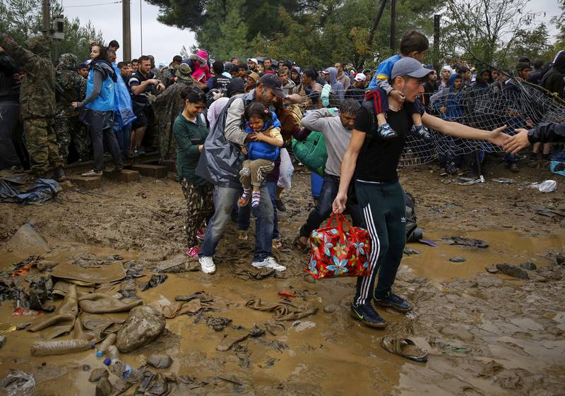 Stengt: Syriske flyktninger forsøker å komme seg videre oppover i Hellas. Grensa ved landsbyen Idomeni ved Makedonia er blitt en flaskehals for mange. FOTO: YANNIS BEHRAKIS/NTB SCANPIX