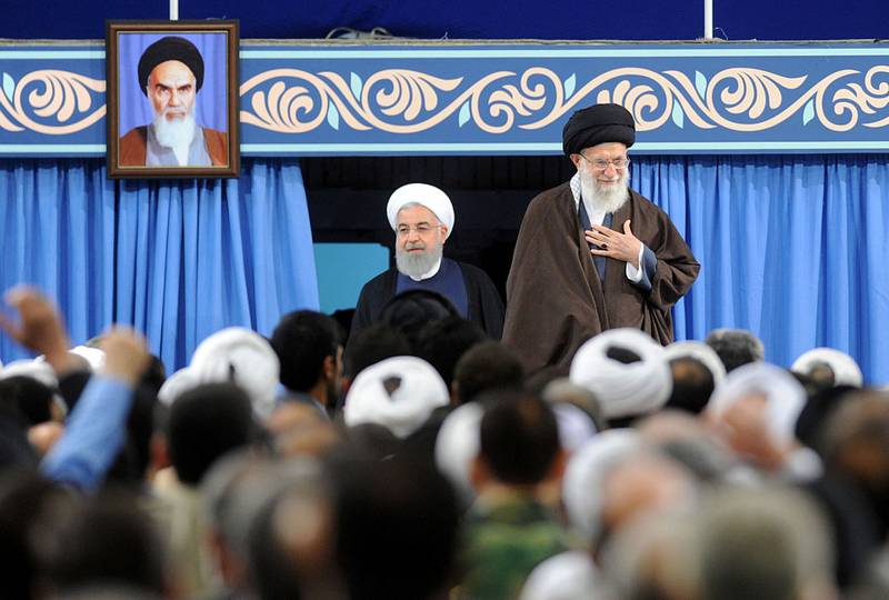 advarer: Irans president Hassan Rouhani (til venstre) advarer USA mot å trekke seg ut av atomavtalen. Irans øverste religiøse leder Ayatolla Ali Khamenei (til høyre) fordømte tidligere i måneden USA, Frankrike og Storbritannias bombeangrep i Syria. FOTO: NTB SCANPIX