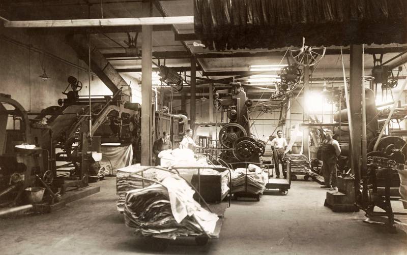 Knud Graah, cirka 1920. Virksomheten ble utvida med veveri i 1872. Veverskene jobba akkord og hadde ei gjennomsnittlig daglønn på 1,09 i 1890. Mannlige veveriarbeidere tjente 2,12.